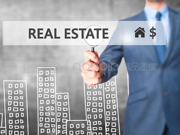 房地产经纪人按下虚拟屏幕上的按钮。